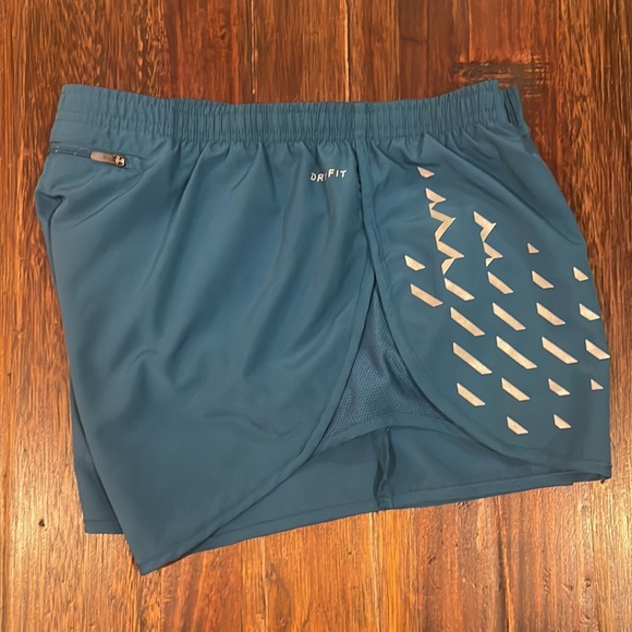 Nike Athletic Shorts, Size M - Picture 3 of 9